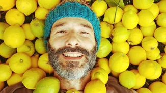 Θανάσης Ευθυμιάδης | Ποζάρει ημίγυμνος στο χιόνι φορώντας το μαγιό του