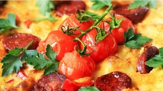 Ομελέτα με λουκάνικα και ντομάτα