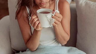 Έχεις ήπια συμπτώματα COVID-19; Τι να κάνεις για τον πυρετό και τον βήχα και ποιο φάρμακο να μην πάρεις