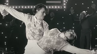 «Treat People With Kindness» | Ο Harry Styles συνεργάζεται με τη Phoebe Waller-Bridge στο νέο του video clip