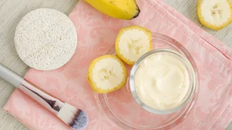 Ξηρή επιδερμίδα; Φτιάξε μία από αυτές τις εύκολες συνταγές για μάσκα προσώπου με μπανάνα