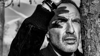 Νίκος Αλιάγας | Φωτογραφίζει την Carla Bruni στο μαρμάρινο πάτωμα ενός ξενοδοχείου