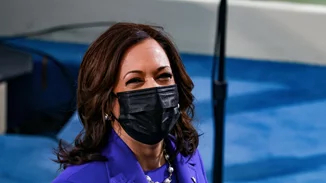 Kamala Harris | Η βραδινή εμφάνιση που επέλεξε για την ορκωμοσία