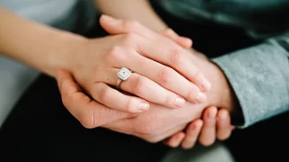 Γάμος έκπληξη | Διάσημος Έλληνας παντρεύεται σήμερα την αγαπημένη του