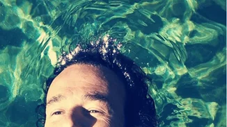 «Κάπως έτσι προσεύχομαι εγώ» | Ο Θανάσης Ευθυμιάδης φωτογραφίζεται μέσα στη θάλασσα