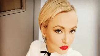 Τζωρτζέλα Κόσιαβα | Η συνεργάτιδα της Κατερίνας Καινούργιου έβαψε και έκοψε (ακόμη πιο) κοντά τα μαλλιά της