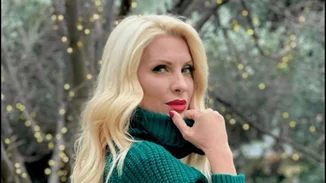 «Cozy ημέρες στο σπίτι» | Η Ελένη Μενεγάκη ποζάρει στην αυλή του σπιτιού της με casual outfit