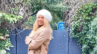 Ελένη Μενεγάκη | Ποζάρει στα χιόνια με το πιο cozy outfit