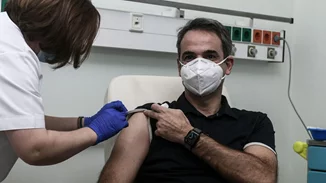 Κυριάκος Μητσοτάκης | Έκανε τη δεύτερη δόση του εμβολίου για τον κορονοϊό