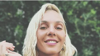 Τάμτα | Ποζάρει με αφέλειες και άλλο χρώμα μαλλιών