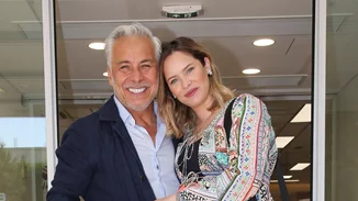 Anita Brand | Φωτογραφίζει τον Χάρη Χριστόπουλο να παίζει με τον γιο τους