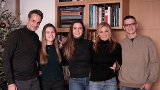 Κυριάκος και Μαρέβα Μητσοτάκη | Η οικογενειακή φωτογραφία και οι ευχές για το 2021