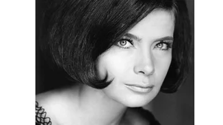 Φωτογραφία ντοκουμέντο | Η Τζένη Καρέζη με κατακόκκινο μαγιό στην παραλία