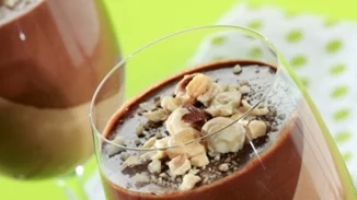 Μους πραλίνα με κρέμα σοκολάτα και καβουρδισμένα φουντούκια από τον Γιάννη Λουκάκο