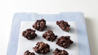 Εύκολα σοκολατάκια με 4 υλικά από την Αργυρώ Μπαρμπαρίγου