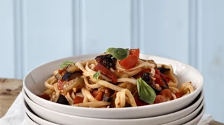 Συνταγή για λιγκουίνι με λαχανικά και βασιλικό από τον Βασίλη Καλλίδη