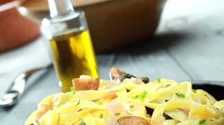 Ταλιατέλες με μανιτάρια, προσούτο και θυμάρι