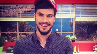 Άκης Πετρετζίκης | Κουρεύτηκε - Αυτό είναι το νέο του look