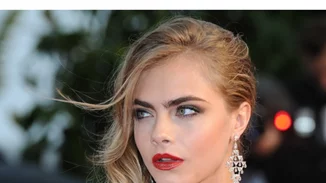 Η Cara Delevingne αποκαλύπτει ποιο είναι το ιδανικό χριστουγεννιάτικο "party outfit" 