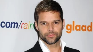 Θαυμάστρια του Ricky Martin έδωσε... 64.000 δολάρια για ένα φιλί από εκείνον