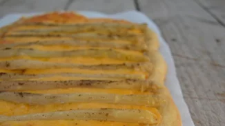 Συνταγή για αλμυρή τάρτα με τσένταρ και σπαράγγια