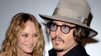 Johnny Depp - Vanessa Paradis  |  «Είδα το πίσω μέρος του λαιμού της από την άλλη άκρη του δωματίου. Γύρισε, με κοίταξε και αυτό ήταν»