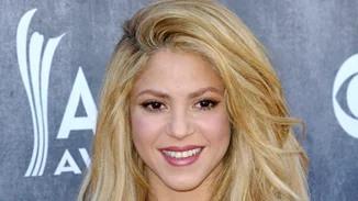Η Shakira ποζάρει φορώντας ένα μοβ bikini που σχεδίασε μόνη της