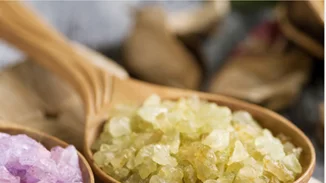 10 φυσικές συνταγές και μάσκες για μαλλιά και δέρμα (ακμή, ενυδάτωση, ακόμα και ανταύγειες)