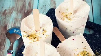 Εύκολο σπιτικό παγωτό σε ξυλάκι με ζαχαρούχο γάλα