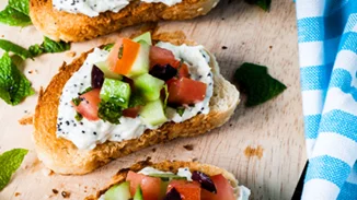 Μπρουσκέτες με χωριάτικη σαλάτα για γρήγορο καλοκαιρινό φαγητό