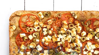 Ντοματόπιτα με φύλλο από τυρί και μυρωδικά