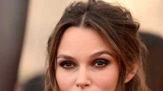 Ούτε εμείς το πιστεύαμε μέχρι που το είδαμε: Με αυτό το μικρό gadget θα έχεις το τέλειο μακιγιάζ σε 1 λεπτό!