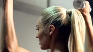 Τo workout που ανορθώνει και συσφίγγει φυσικά το στήθος σε μόλις 3 εβδομάδες