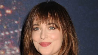 Dakota Johnson: Νέα αποκαλυπτική εμφάνιση με μαγιό!