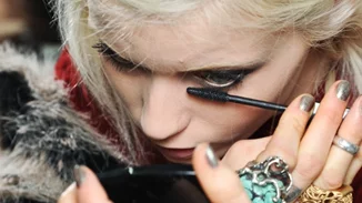 Μάσκαρα: Αυτό το εργαλείο θα σε βοηθήσει να γίνεις expert στην τοποθέτησή της