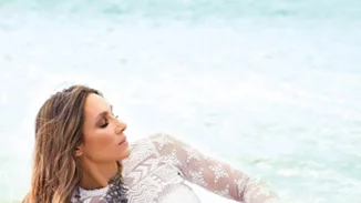 Ελένη Πετρουλάκη | Κάνει σπαγγάτο με τις κόρες της στην παραλία (pic)