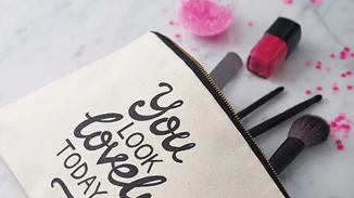 Τα προϊόντα που δεν θα πρέπει να λείπουν από το νεσεσέρ των γιορτών