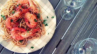 Εύκολη συνταγή για γαριδομακαρονάδα, γρήγορη και νηστίσιμη