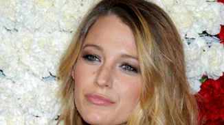 Blake Lively: Μας δείχνει τη φουσκωμένη της κοιλίτσα στην παραλία