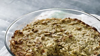 Αφράτο σουφλέ με κολοκυθάκια και φέτα από τον Βασίλη Καλλίδη