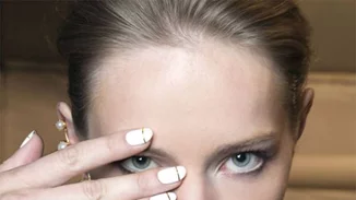 Φόρα ρούχα, παπούτσια και τα νύχια σου και βγες έξω! Ναι, τα νύχια σου!