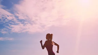 Kαλοκαιρινή πρό(σ)κληση: Tρέξιμο στην αγαπημένη σου παραλία!