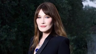 Carla Bruni - Tatiana Blatnik: Η selfie στο Instagram από το θέατρο Παλλάς