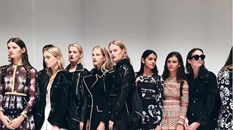 Ο οίκος Burberry αλλάζει τα δεδομένα στα fashion shows