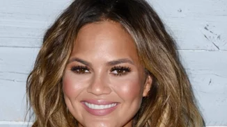 Η Chrissy Teigen στο πιο αστείο στιγμιότυπο με τη νεογέννητη κόρη της