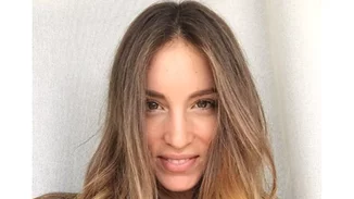 Αθηνά Οικονομάκου | Ποζάρει αγκαλιά με τον αδερφό της μετά τον γάμο