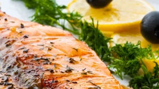 Ψητός σολομός με σκόρδο και λεμόνι για ένα ελαφρύ μεσημεριανό