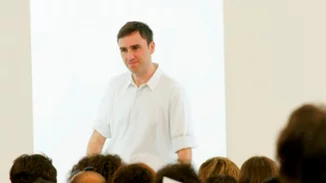 Ο Raf Simons θα παρουσιάσει την πρώτη γυναικεία συλλογή για το δικό του brand