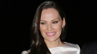 Υβόννη Μπόσνιακ |  Ταξίδι με την κόρη της στην Τήνο και οι προετοιμασίες του γάμου της με τον Αντώνη Ρέμο