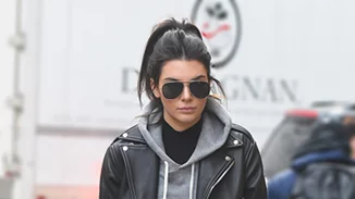 Οι 2 πιο cool τρόποι για να φορέσεις το φούτερ με κουκούλα